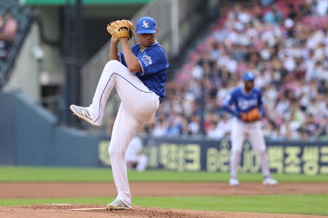 2일 오후 서울 잠실야구장에서 열린 '2025 신한 SOL Bank KBO리그' 삼성 라이온즈와 두산 베어스의 경기, 삼성 선발 헤르손 가라비토가 공을 힘차게 던지고 있다. 삼성 라이온즈