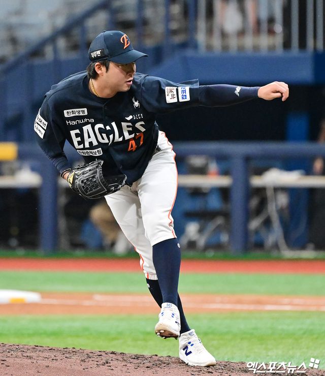 4일 오후 서울 구로구 고척스카이돔에서 열린 '2025 신한 SOL Bank KBO리그' 한화 이글스와 키움 히어로즈의 경기, 8회말 한화 김범수가 공을 힘차게 던지고 있다. 고척, 김한준 기자