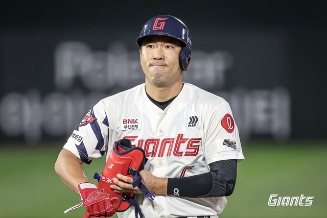 롯데 자이언츠 캡틴 전준우가 3일 부산 사직야구장에서 열린 2025 신한 SOL Bank KBO리그 LG 트윈스와의 팀 간 8차전에서 8회말 결승 2타점 2루타를 쳐내고 팀 승리를 이끌었다. 사진 롯데 자이언츠