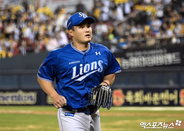 16일 오후 서울 송파구 잠실야구장에서 열린 '2025 신한 SOL Bank KBO리그' 삼성 라이온즈와 LG 트윈스의 경기, 4회말 1사 1,2루 삼성 최원태가 마운드를 내려오고 있다. 엑스포츠뉴스 DB