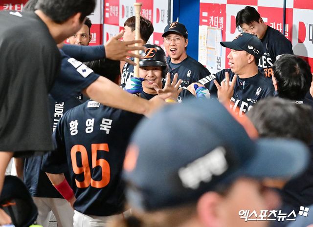 4일 오후 서울 구로구 고척스카이돔에서 열린 '2025 신한 SOL Bank KBO리그' 한화 이글스와 키움 히어로즈의 경기, 9회초 1사 한화 노시환이 솔로 홈런을 날린 후 더그아웃에서 축하를 받고 있다. 고척, 김한준 기자