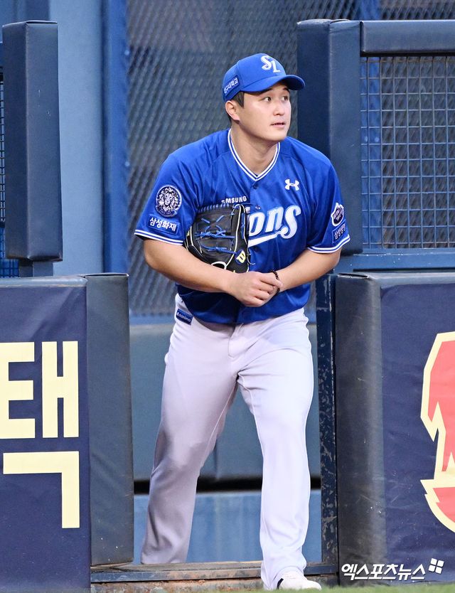 16일 오후 서울 송파구 잠실야구장에서 열린 '2025 신한 SOL Bank KBO리그' 삼성 라이온즈와 LG 트윈스의 경기, 1회말 삼성 선발투수 최원태가 마운드로 향하고 있다. 엑스포츠뉴스 DB