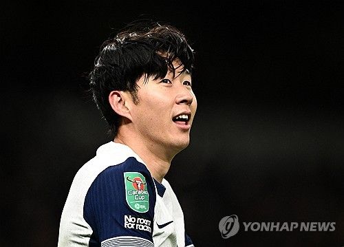 영국 매체 '풋볼런던'은 5일 '손흥민에게 미국 메이저리그사커(MLS)에서 영입을 노리는 관심을 보인 것이 한 달 전이고 위고 요리스처럼, 그는 결국 토트넘에서 시즌을 시작한 후 미국에서 새 시즌을 앞두고 1월에 이적할 수 있다. 또 그는 2019년 유럽축구연맹(UEFA) 챔피언스리그에서의 아픔 이후 이 대회에 다시 출전하기를 원할 것'이라며 손흥민과 토트넘 새 사령탑인 토마스 프랑크가 조만간 만나 대화할 것이라고 알렸다. 연합뉴스