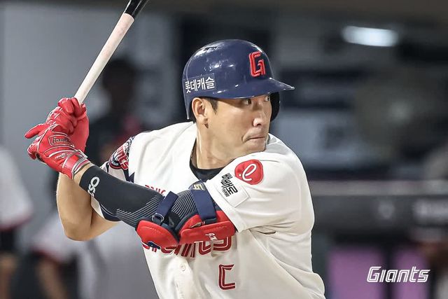 롯데 자이언츠 캡틴 전준우가 3일 부산 사직야구장에서 열린 2025 신한 SOL Bank KBO리그 LG 트윈스와의 팀 간 8차전에서 8회말 결승 2타점 2루타를 쳐내고 팀 승리를 이끌었다. 사진 롯데 자이언츠