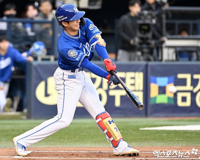 16일 오후 서울 송파구 잠실야구장에서 열린 '2025 신한 SOL Bank KBO리그' 삼성 라이온즈와 LG 트윈스의 경기, 1회초 1사 삼성 이재현이 중전안타를 날리고 있다. 엑스포츠뉴스 DB