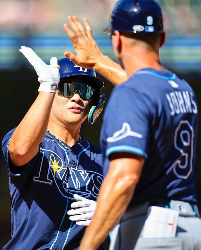 탬파베이 레이스 내야수 김하성이 미국 미네소타주 미니애폴리스의 타깃필드에서 열린 2025 미국 메이저리그(MLB) 미네소타 트윈스와의 원정경기에 7번타자 겸 유격수로 선발 출전해 3타수 1안타 1도루를 기록했다. 7회초 3루 도루를 시도하다가 다리 쪽에 불편함을 느끼면서 7회말 월스와 교체됐다. 탬파베이 구단 공식 SNS