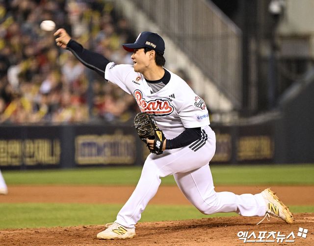 18일 오후 서울 송파구 잠실야구장에서 열린 '2025 신한 SOL Bank KBO리그' KIA 타이거즈와 두산 베어스의 경기, 7회초 1사 2루 두산 최지강이 공을 힘차게 던지고 있다. 엑스포츠뉴스 DB