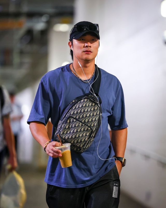 탬파베이 레이스 내야수 김하성이 미국 미네소타주 미니애폴리스의 타깃필드에서 열린 2025 미국 메이저리그(MLB) 미네소타 트윈스와의 원정경기에 7번타자 겸 유격수로 선발 출전해 3타수 1안타 1도루를 기록했다. 7회초 3루 도루를 시도하다가 다리 쪽에 불편함을 느끼면서 7회말 월스와 교체됐다. 탬파베이 구단 공식 SNS