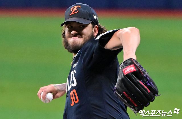 4일 오후 서울 구로구 고척스카이돔에서 열린 '2025 신한 SOL Bank KBO리그' 한화 이글스와 키움 히어로즈의 경기, 1회말 한화 선발투수 폰세가 공을 힘차게 던지고 있다. 고척, 김한준 기자