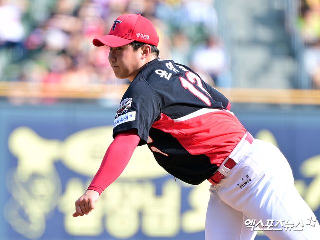 KIA 타이거즈 투수 윤영철이 팔꿈치 불편함 지속으로 올스타전 불참이 확정된 팀 동료 아담 올러 대신 감독추천 선수로 데뷔 첫 올스타전 마운드에 오를 전망이다. 엑스포츠뉴스 DB