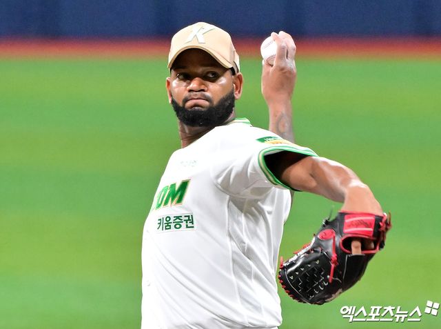 4일 오후 서울 구로구 고척스카이돔에서 열린 '2025 신한 SOL Bank KBO리그' 한화 이글스와 키움 히어로즈의 경기, 1회초 키움 선발투수 알칸타라가 공을 힘차게 던지고 있다. 고척, 김한준 기자