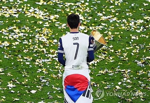 영국 매체 '풋볼런던'은 5일 '손흥민에게 미국 메이저리그사커(MLS)에서 영입을 노리는 관심을 보인 것이 한 달 전이고 위고 요리스처럼, 그는 결국 토트넘에서 시즌을 시작한 후 미국에서 새 시즌을 앞두고 1월에 이적할 수 있다. 또 그는 2019년 유럽축구연맹(UEFA) 챔피언스리그에서의 아픔 이후 이 대회에 다시 출전하기를 원할 것'이라며 손흥민과 토트넘 새 사령탑인 토마스 프랑크가 조만간 만나 대화할 것이라고 알렸다. 연합뉴스