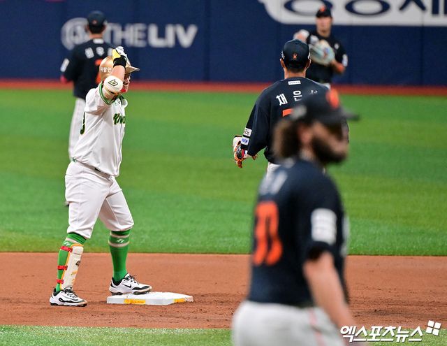 4일 오후 서울 구로구 고척스카이돔에서 열린 '2025 신한 SOL Bank KBO리그' 한화 이글스와 키움 히어로즈의 경기, 1회말 2사 2루 키움 최주환이 1타점 2루타를 날리고 있다. 고척, 김한준 기자
