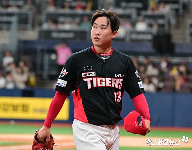 KIA 타이거즈 투수 윤영철이 팔꿈치 불편함 지속으로 올스타전 불참이 확정된 팀 동료 아담 올러 대신 감독추천 선수로 데뷔 첫 올스타전 마운드에 오를 전망이다. 엑스포츠뉴스 DB