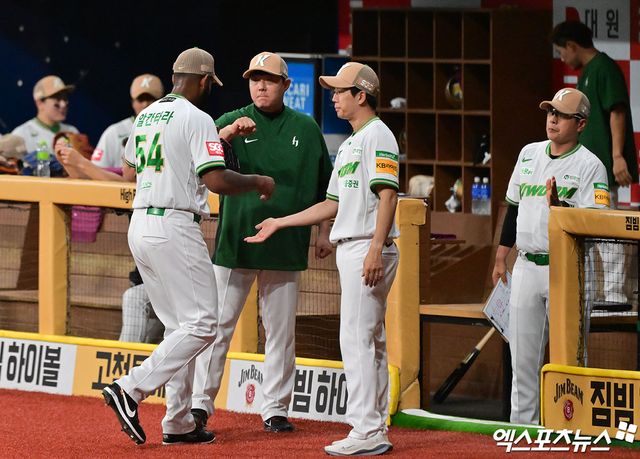 키움 히어로즈는 4일 서울 고척스카이돔에서 2025 신한 SOL Bank KBO리그 한화 이글스와의 홈경기에서 경기 개시 직후인 오후 6시 41분 시즌 17번째 1만6000석 전 좌석 매진을 기록, 7경기 연속 매진을 달성했다. 고척, 김한준 기자