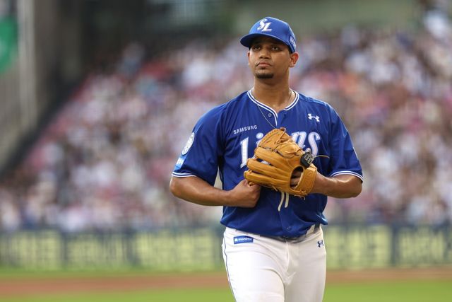 2일 오후 서울 잠실야구장에서 열린 '2025 신한 SOL Bank KBO리그' 삼성 라이온즈와 두산 베어스의 경기, 삼성 선발 헤르손 가라비토가 이닝을 마친 뒤 더그아웃으로 향하고 있다. 삼성 라이온즈