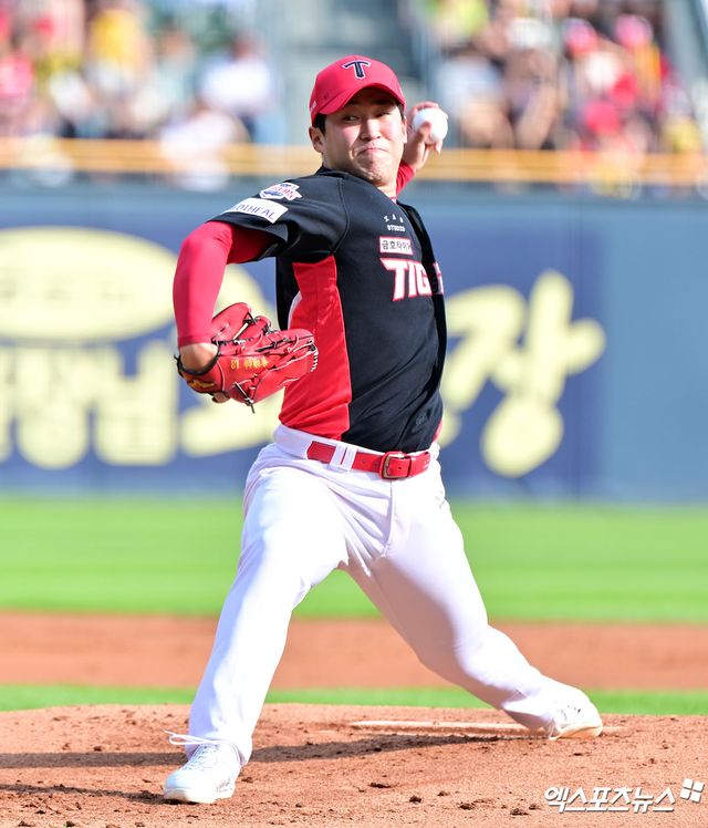 KIA 타이거즈 투수 윤영철이 팔꿈치 불편함 지속으로 올스타전 불참이 확정된 팀 동료 아담 올러 대신 감독추천 선수로 데뷔 첫 올스타전 마운드에 오를 전망이다. 엑스포츠뉴스 DB