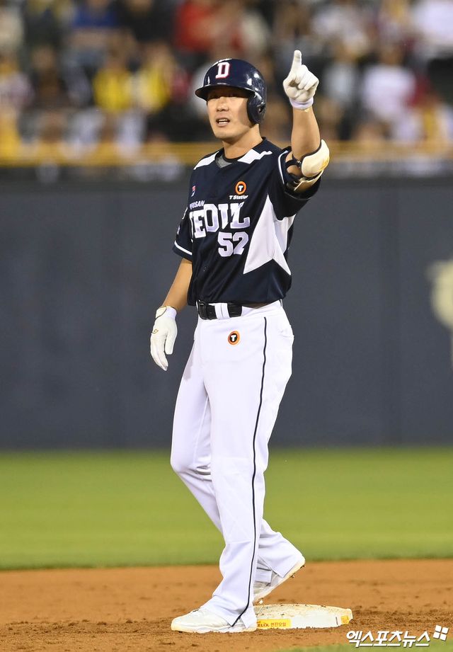 3일 오후 서울 송파구 잠실야구장에서 열린 '2024 신한 SOL Bank KBO리그' 두산 베어스와 LG 트윈스의 경기, 4회초 2사 두산 김재호가 2루타를 때려낸 뒤 세리머니를 하고 있다. 엑스포츠뉴스 DB