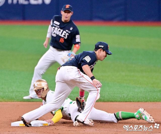4일 오후 서울 구로구 고척스카이돔에서 열린 '2025 신한 SOL Bank KBO리그' 한화 이글스와 키움 히어로즈의 경기, 1회말 2사 1루 키움 임지열이 2루 도루에 성공하고 있다. 고척, 김한준 기자