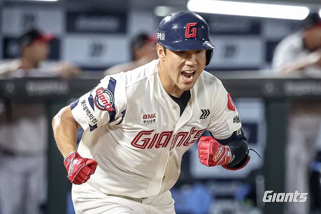 롯데 자이언츠 캡틴 전준우가 3일 부산 사직야구장에서 열린 2025 신한 SOL Bank KBO리그 LG 트윈스와의 팀 간 8차전에서 8회말 결승 2타점 2루타를 쳐내고 팀 승리를 이끌었다. 사진 롯데 자이언츠