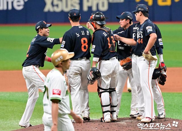 4일 오후 서울 구로구 고척스카이돔에서 열린 '2025 신한 SOL Bank KBO리그' 한화 이글스와 키움 히어로즈의 경기, 한화가 노시환의 결승 홈런에 힘입어 키움에 2:1 승리를 거뒀다. 이날 경기에서 승리한 한화 선수들이 기뻐하고 있다. 고척, 김한준 기자