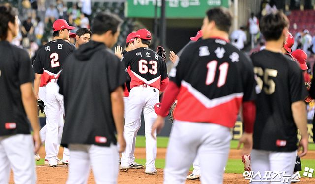 29일 오후 서울 송파구 잠실야구장에서 열린 '2025 신한 SOL Bank KBO리그' KIA 타이거즈와 LG 트윈스의 경기, KIA가 6회 6점을 뽑아내는 빅이닝을 기록하며 LG에 12:2 대승을 거뒀다, 이날 경기에서 승리한 KIA 선수들이 기뻐하고 있다. 엑스포츠뉴스 DB