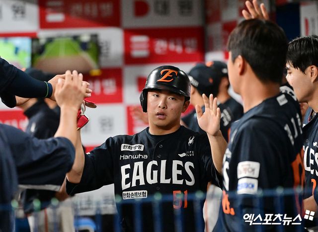 한화 이글스 외야수 문현빈이 5일 서울 고척스카이돔에서 열린 2025 신한 SOL Bank KBO리그 키움 히어로즈와의 팀 간 9차전에서 4안타를 기록, 팀 승리를 이끌었다. 사진 김한준 기자