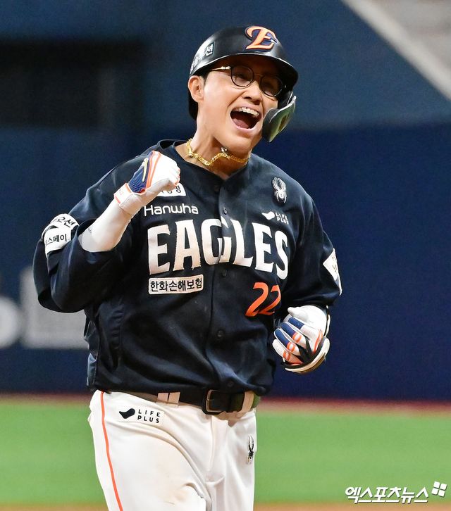한화 이글스 캡틴 채은성이 5일 서울 고척스카이돔에서 열린 2025 신한 SOL Bank KBO리그 키움 히어로즈와의 팀 간 9차전에서 8회초 역전 2점 홈런을 기록한 뒤 기뻐하고 있다. 사진 김한준 기자