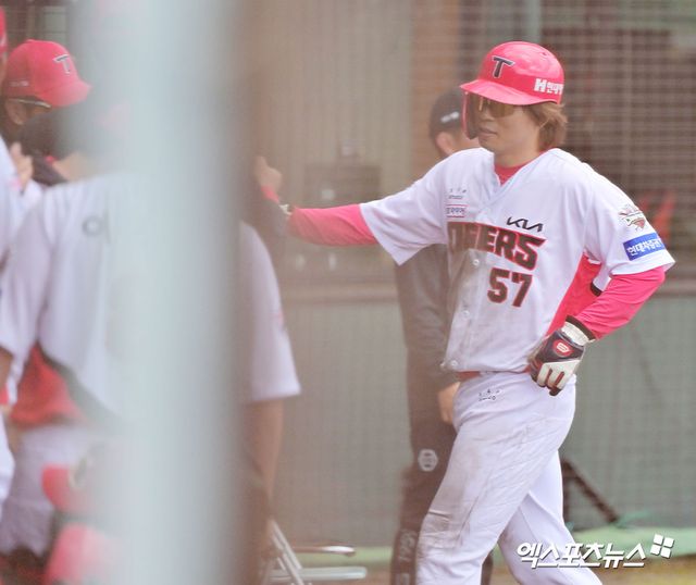 27일 오후 일본 오키나와 킨 구장에서 열린 LG 트윈스와 KIA 타이거즈의 연습경기, 5회말 2사 2루 KIA 고종욱이 한승택의 1타점 적시타 때 득점에 성공한 후 더그아웃에서 하이파이브를 하고 있다. 엑스포츠뉴스 DB