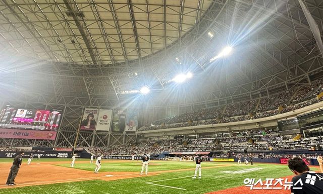 키움 히어로즈는 5일 서울 고척스카이돔에서 열린 2025 신한 SOL Bank KBO리그 한화 이글스와의 홈경기에서 시즌 18번째 1만6000석 전 좌석 매진을 기록, 8경기 연속 매진을 달성했다. 사진 김한준 기자