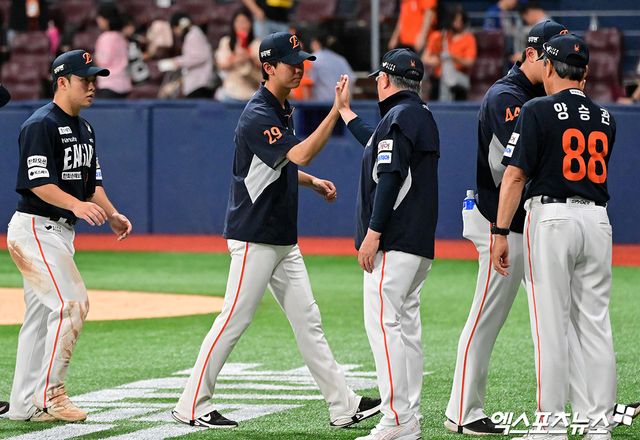 김경문 감독이 이끄는 한화 이글스가 5일 서울 고척스카이돔에서 열린 2025 신한 SOL Bank KBO리그 키움 히어로즈와의 팀 간 9차전에서 6-4로 이겼다. 사진 김한준 기자