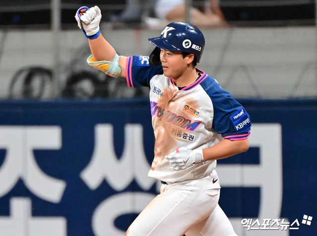 키움 히어로즈 내야수 어준서가 5일 서울 고척스카이돔에서 열린 2025 신한 SOL Bank KBO리그 한화 이글스와의 팀 간 9차전에서 8회말 동점 솔로 홈런을 기록했다. 사진 김한준 기자