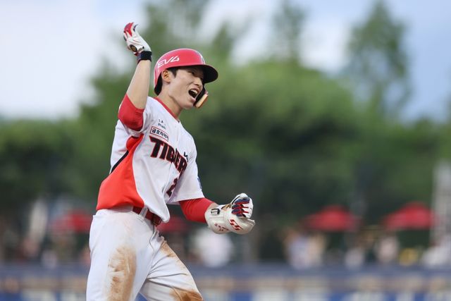 5일 오후 광주-KIA챔피언스필드에서 열린 '2025 신한 SOL Bank KBO리그' 롯데 자이언츠와 KIA 타이거즈의 경기, 5회말 무사 만루 KIA 김호령이 만루홈런을 날린 뒤 기뻐하고 있다. KIA 타이거즈