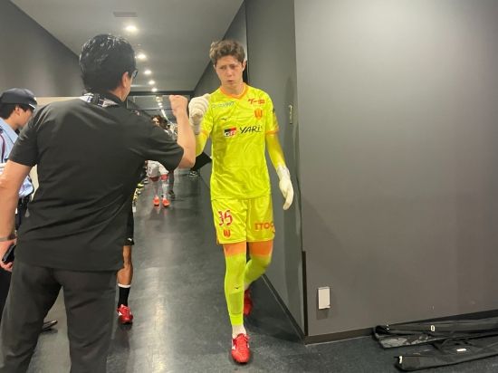 일본 매체 '스포니치'가 지난 4일 동아시안컵에 출전하는 일본 축구 국가대표팀에 19세 골키퍼 피사노 알렉산드르 코후유 호리오가 발탁돼 A매치 데뷔를 노린다고 보도했다.&nbsp; 일본축구협회는 지난 3일 공식 홈페이지를 통해 다가오는 동아시안컵에 출전할 모리야스 하지메 감독이 이끄는 일본 축구 국가대표팀 26인 명단을 발표했다.&nbsp;나고야