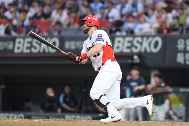 5일 오후 광주-KIA챔피언스필드에서 열린 '2025 신한 SOL Bank KBO리그' 롯데 자이언츠와 KIA 타이거즈의 경기, 5회말 1사 만루 KIA 패트릭 위즈덤이 2타점 2루타를 치고 있다. KIA 타이거즈