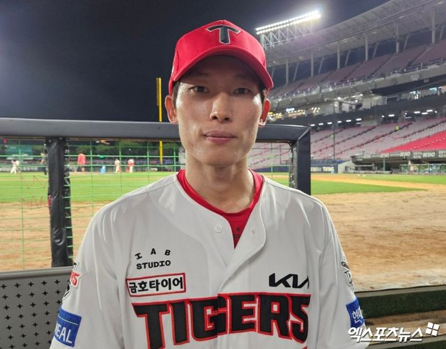 5일 오후 광주-KIA챔피언스필드에서 열린 '2025 신한 SOL Bank KBO리그' 롯데 자이언츠와 KIA 타이거즈의 경기, KIA가 13:0으로 승리하면서 4위에서 단독 2위로 올라섰다. 경기 후 KIA 김호령이 취재진과 인터뷰에 임하고 있다. 광주, 유준상 기자