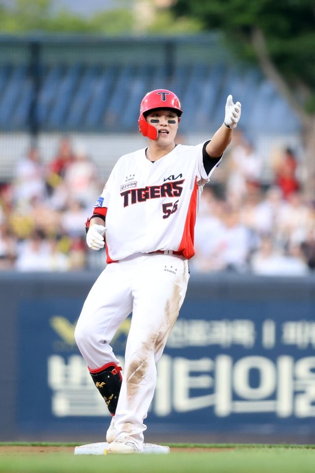 5일 오후 광주-KIA챔피언스필드에서 열린 '2025 신한 SOL Bank KBO리그' 롯데 자이언츠와 KIA 타이거즈의 경기, 5회말 무사 1, 2루 KIA 오선우가 1타점 2루타를 날린 뒤 세리머니를 하고 있다. KIA 타이거즈