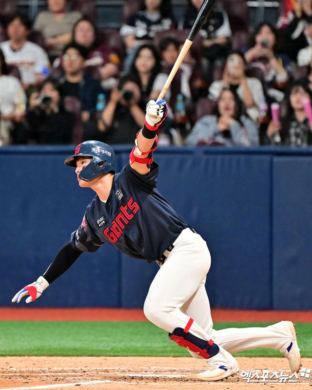 30일 오후 서울 구로구 고척스카이돔에서 열린 '2025 신한 SOL Bank KBO리그' 롯데 자이언츠와 키움 히어로즈의 경기, 7회초 롯데 윤동희가 중전안타를 날리고 있다. 엑스포츠뉴스 DB