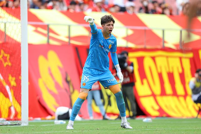 일본 매체 '스포니치'가 지난 4일 동아시안컵에 출전하는 일본 축구 국가대표팀에 19세 골키퍼 피사노 알렉산드르 코후유 호리오가 발탁돼 A매치 데뷔를 노린다고 보도했다.&nbsp; 일본축구협회는 지난 3일 공식 홈페이지를 통해 다가오는 동아시안컵에 출전할 모리야스 하지메 감독이 이끄는 일본 축구 국가대표팀 26인 명단을 발표했다.&nbsp;나고야