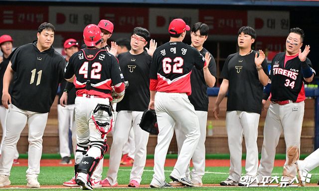 25일 오후 서울 구로구 고척스카이돔에서 열린 '2025 신한 SOL Bank KBO리그' KIA 타이거즈와 키움 히어로즈의 경기, KIA가 키움에 6:3으로 승리하며 전날의 패배를 설욕했다. 이날 경기에서 승리한 KIA 선수들이 기뻐하고 있다. 엑스포츠뉴스 DB