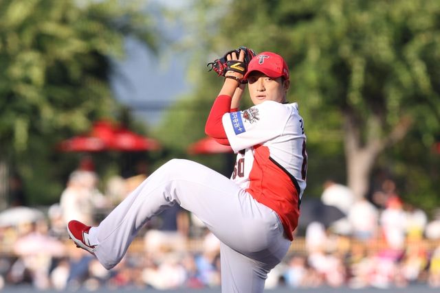 5일 오후 광주-KIA챔피언스필드에서 열린 '2025 신한 SOL Bank KBO리그' 롯데 자이언츠와 KIA 타이거즈의 경기, KIA 선발 김도현이 공을 힘차게 던지고 있다. KIA 타이거즈