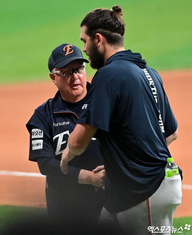 김경문(왼쪽) 한화 이글스 감독이 5일 서울 고척스카이돔에서 열리는 2025 신한 SOL Bank KBO리그 키움 히어로즈와의 팀 간 9차전에 앞서 에이스 코디 폰세를 휴식 차원에서 1군 엔트리에서 말소했다. 사진 엑스포츠뉴스 DB