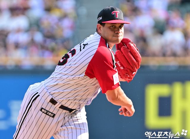 지난달 29일 오후 서울 송파구 잠실야구장에서 열린 '2025 신한 SOL Bank KBO리그' KIA 타이거즈와 LG 트윈스의 경기, 1회초 LG 선발투수 치리노스가 공을 힘차게 던지고 있다. 엑스포츠뉴스 DB