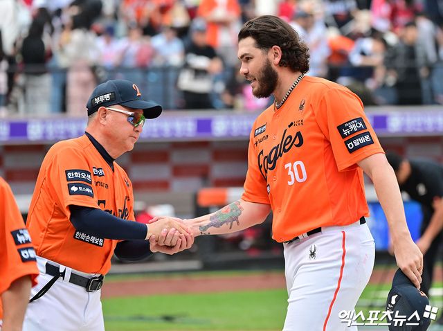 김경문(왼쪽) 한화 이글스 감독이 5일 서울 고척스카이돔에서 열리는 2025 신한 SOL Bank KBO리그 키움 히어로즈와의 팀 간 9차전에 앞서 에이스 코디 폰세를 휴식 차원에서 1군 엔트리에서 말소했다. 사진 엑스포츠뉴스 DB