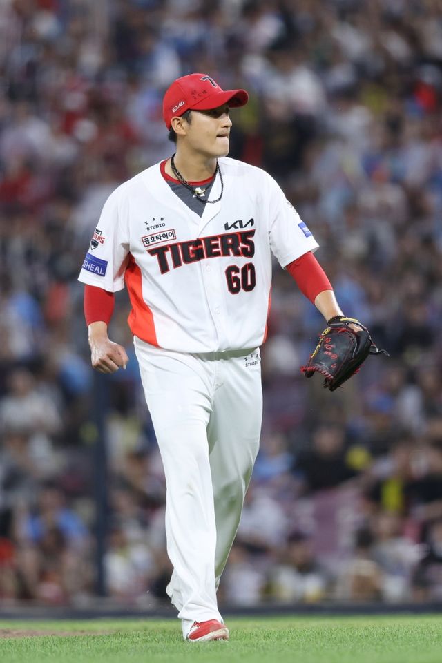 5일 오후 광주-KIA챔피언스필드에서 열린 '2025 신한 SOL Bank KBO리그' 롯데 자이언츠와 KIA 타이거즈의 경기, KIA 선발 김도현이 이닝을 마친 뒤 더그아웃으로 향하고 있다. KIA 타이거즈