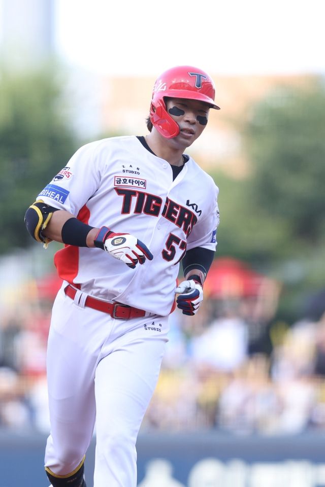 5일 오후 광주-KIA챔피언스필드에서 열린 '2025 신한 SOL Bank KBO리그' 롯데 자이언츠와 KIA 타이거즈의 경기, 1회말 무사 KIA 고종욱이 1점 홈런을 날린 뒤 그라운드를 돌고 있다. KIA 타이거즈