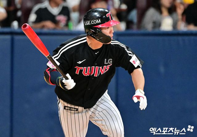 지난달 6일 오후 서울 구로구 고척스카이돔에서 열린 '2025 신한 SOL Bank KBO리그' LG 트윈스와 키움 히어로즈의 경기, 4회초 1사 1루 LG 문성주가 좌중간 2루타를 날리고 있다. 엑스포츠뉴스 DB