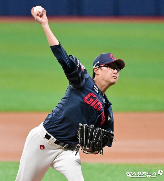 30일 오후 서울 구로구 고척스카이돔에서 열린 '2025 신한 SOL Bank KBO리그' 롯데 자이언츠와 키움 히어로즈의 경기, 1회말 롯데 선발투수 박세웅이 공을 힘차게 던지고 있다. 엑스포츠뉴스 DB