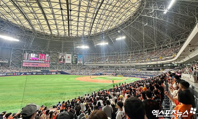 키움 히어로즈가 6일 서울 고척스카이돔에서 열린 2025 신한 SOL Bank KBO리그 한화 이글스와의 팀 간 10차전에서 1만 6000석 전 좌석 매진을 기록했다. 2008년 창단 이후 단일 시즌 최다인 19회 매진을 기록, 팀 역사를 새롭게 썼다. 사진 김한준 기자