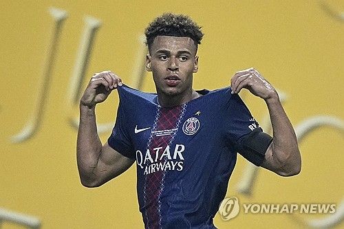 뱅상 콤파니 감독이 이끄는 바이에른 뮌헨은 6일(한국시간) 미국 조지아주 애틀랜타에 위치한 메르세데스 벤츠 스타디움에서 열린 파리 생제르맹(PSG)와의 2025 국제축구연맹(FIFA) 클럽월드컵 8강전에서 0-2로 패했다. 이날 뮌헨의 자말 무시알라는 전반 추가시간 PSG의 잔루이지 돈나룸마 골키퍼와 충돌해 큰 부상을 입었다. 이후 뮌헨 주장 마누엘 노이어는 동료에게 부상을 입히고 안부도 묻지 않은 돈나룸마에게 비판을 쏟아냈다. 연합뉴스